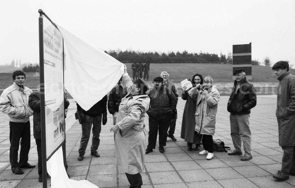 GDR photo archive: Berlin - Prenzlauer Berg - Tafel am Kampfgruppen-Denkmal enthüllt Entworfen von Gerhard Rommel und 1983 zum 30. Jahrestag der Kampfgruppen im Volkspark Berlin - Prenzlauer Berg eingeweiht Winkler 7.12.199