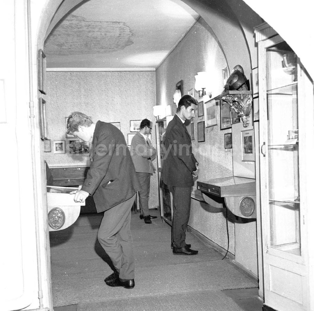 GDR image archive: Berlin - Blick in das Hugenottenmuseum Rüstung aus den Hugenottenkriegen 1562-1570 22.10.1965 Umschlagsnr.: 1965-2