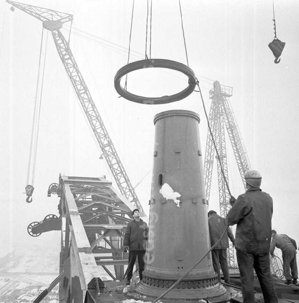 GDR photo archive: Golpa - 960 Tonnen schwer und 32 Meter hoch ist der stärkste Riese : der Einerkettenschwenkbagger RS - 560 aus dem Georgi - Dimitroff - Werk Magdeburg. 15