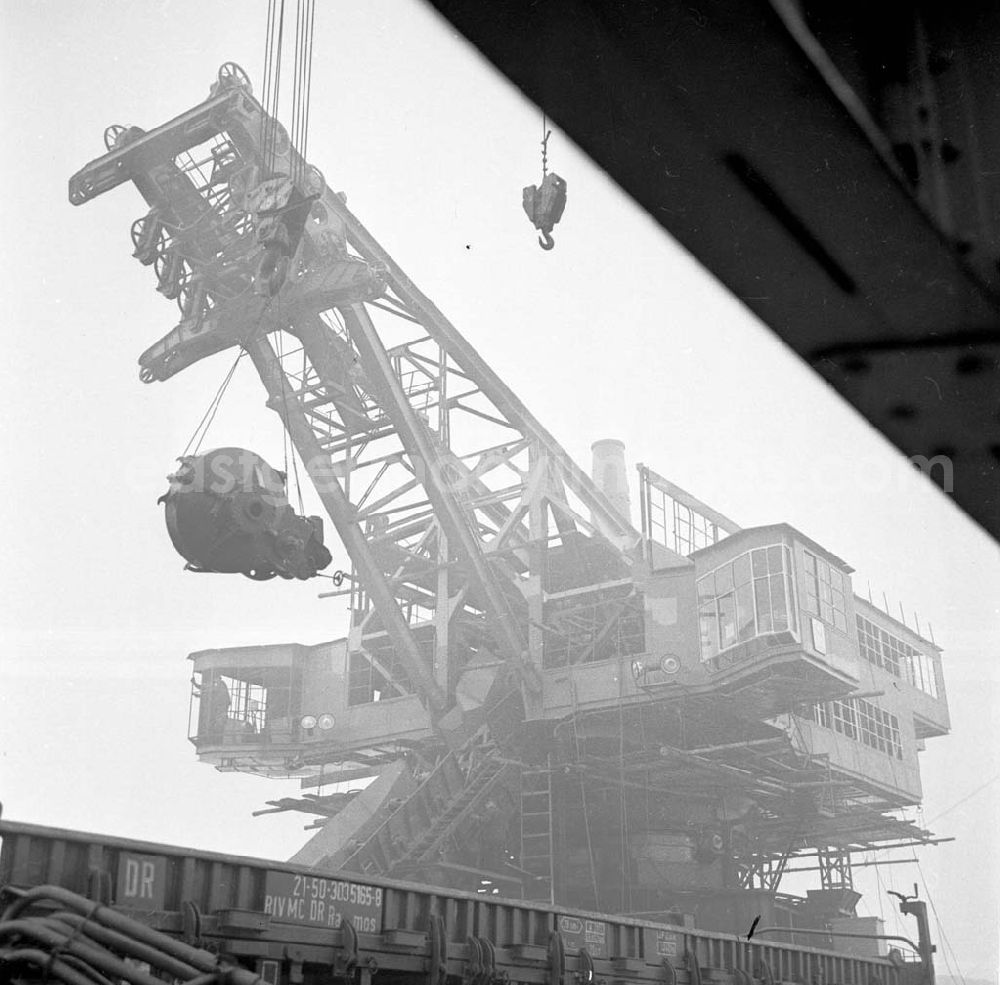 GDR picture archive: Golpa - 960 Tonnen schwer und 32 Meter hoch ist der stärkste Riese : der Einerkettenschwenkbagger RS - 560 aus dem Georgi - Dimitroff - Werk Magdeburg. 15