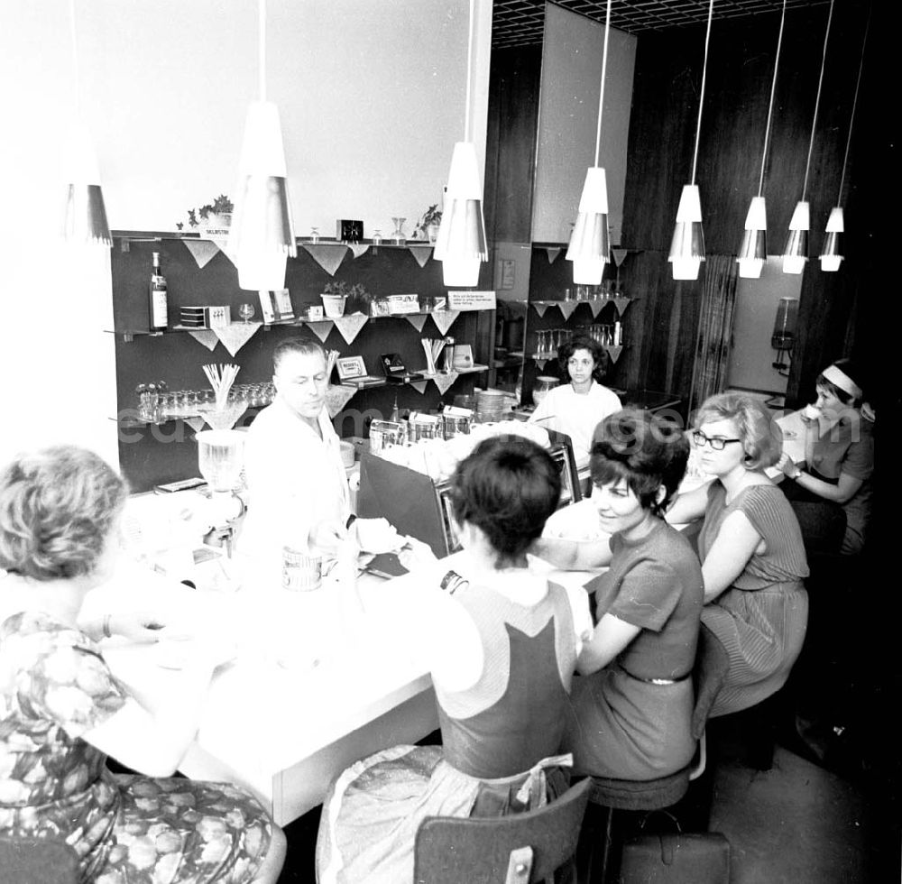GDR picture archive: Berlin - Neueröffnete Kaffee - und Bierstube Schönhauser Allee 80 08.06.1966 Umschlagsnr.: 1966-