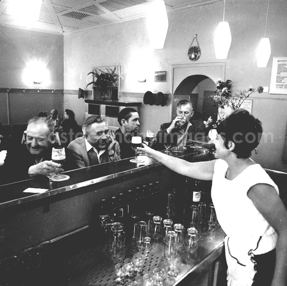 Berlin: Neueröffnete Kaffee - und Bierstube Schönhauser Allee 80 08.06.1966 Umschlagsnr.: 1966-