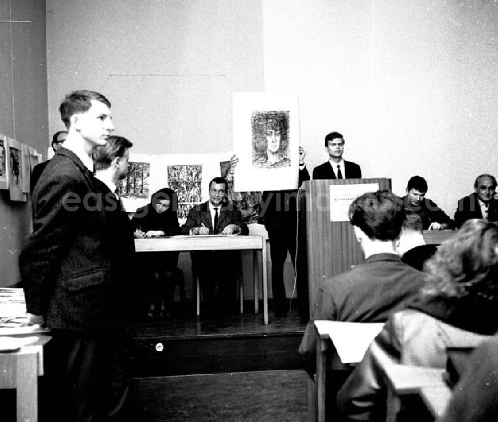 GDR image archive: Berlin - Solidaritätsparade für Vietnam; 86 Grafiken, Aquarelle, Zeichnungen und Bücher werden versteigert Humboldt - Universität 01.