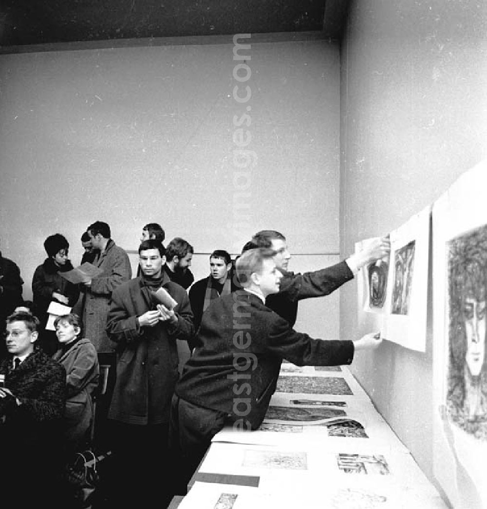 GDR picture archive: Berlin - Solidaritätsparade für Vietnam; 86 Grafiken, Aquarelle, Zeichnungen und Bücher werden versteigert Humboldt - Universität 01.