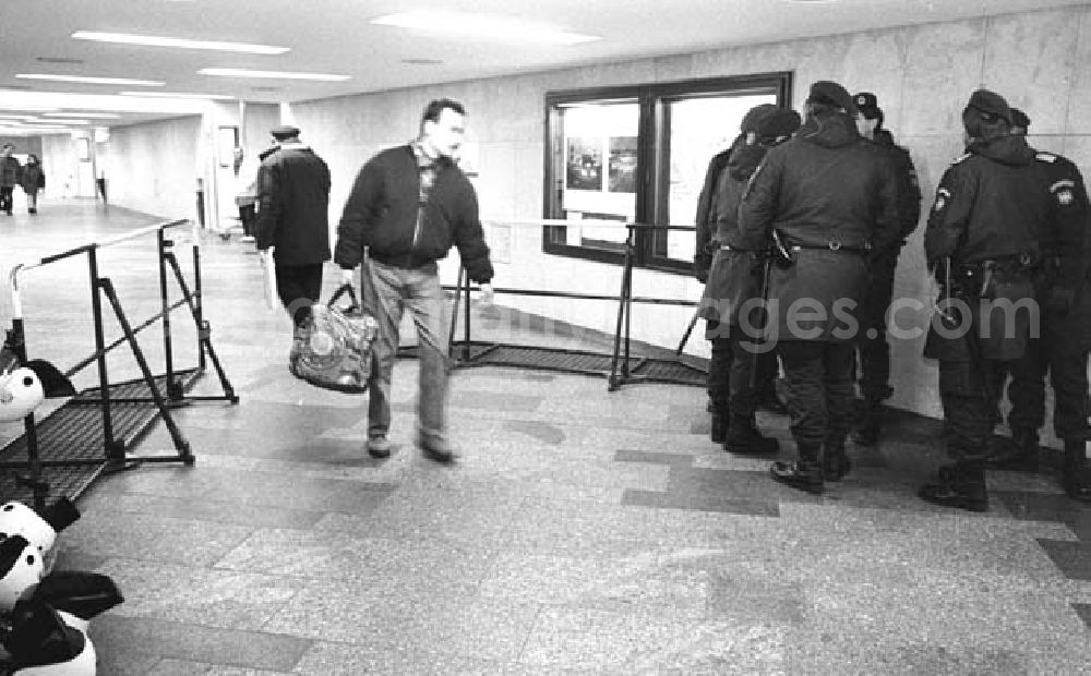 Berlin: Bundespolizei im Hauptbahnhof (Ostbahnhof) 3.1.1994 Umschlagsnr.: 1994-