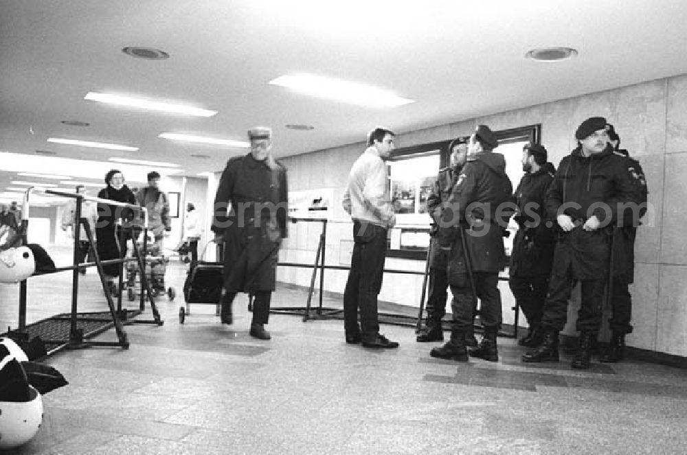 GDR image archive: Berlin - Bundespolizei im Hauptbahnhof (Ostbahnhof) 3.1.1994 Umschlagsnr.: 1994-