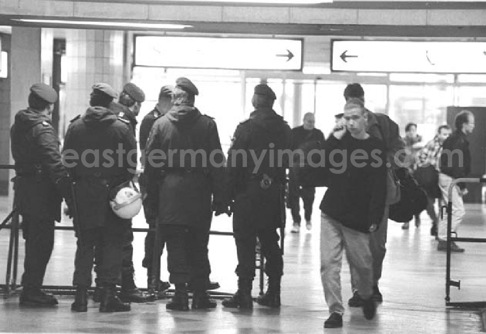 GDR photo archive: Berlin - Bundespolizei im Hauptbahnhof (Ostbahnhof) 3.1.1994 Umschlagsnr.: 1994-