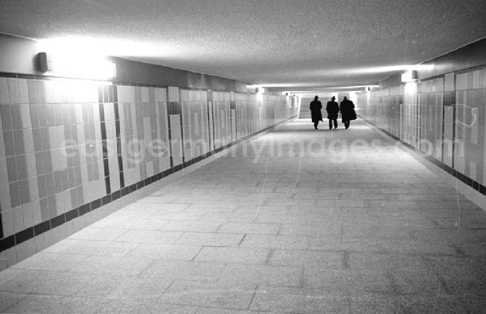 GDR picture archive: Berlin - Tunnel Elsenstraße 10.1.1994 Umschlagsnr.: 1994-