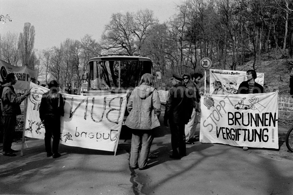 GDR image archive: - Umweltschützer protestieren gegen Öffnung von 1,8 km Havelchaussee durch Trinkwasserschutzgebiet zwischen Große Steinlanke und Lieper Bucht Umschlagnummer: 7317