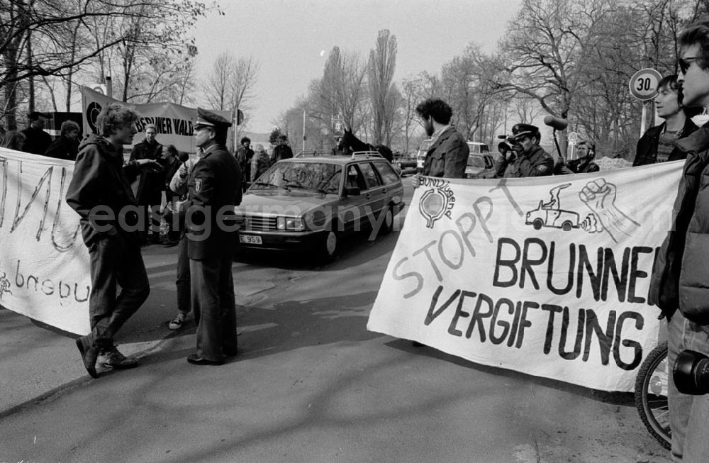 GDR photo archive: - Umweltschützer protestieren gegen Öffnung von 1,8 km Havelchaussee durch Trinkwasserschutzgebiet zwischen Große Steinlanke und Lieper Bucht Umschlagnummer: 7317
