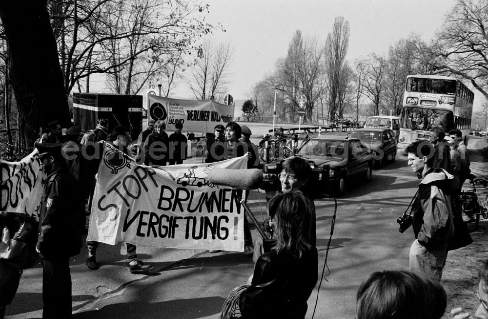 GDR picture archive: - Umweltschützer protestieren gegen Öffnung von 1,8 km Havelchaussee durch Trinkwasserschutzgebiet zwischen Große Steinlanke und Lieper Bucht Umschlagnummer: 7317