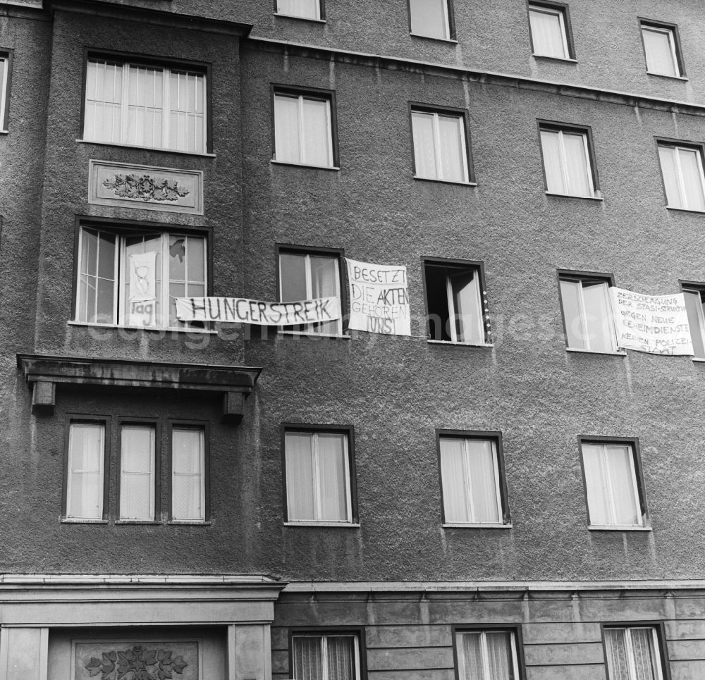 GDR image archive: Berlin - Indefinite occupation of the archive of the former Stasi Stasi by representatives of the State Committee for dissolution of the State Security NEW FORUM and the Environmental Library in Berlin, in Berlin, the former capital of the GDR, German Democratic Republic