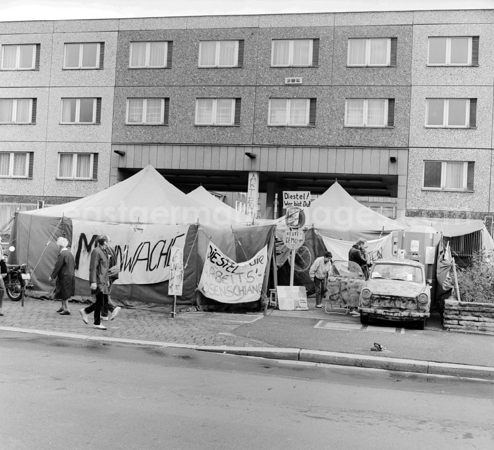 GDR photo archive: Berlin - Indefinite occupation of the archive of the former Stasi Stasi by representatives of the State Committee for dissolution of the State Security NEW FORUM and the Environmental Library in Berlin, in Berlin, the former capital of the GDR, German Democratic Republic
