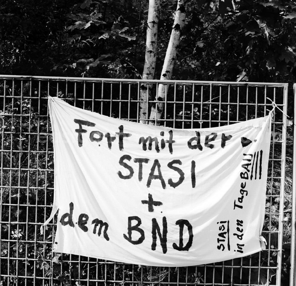 GDR picture archive: Berlin - Indefinite occupation of the archive of the former Stasi Stasi by representatives of the State Committee for dissolution of the State Security NEW FORUM and the Environmental Library in Berlin, in Berlin, the former capital of the GDR, German Democratic Republic