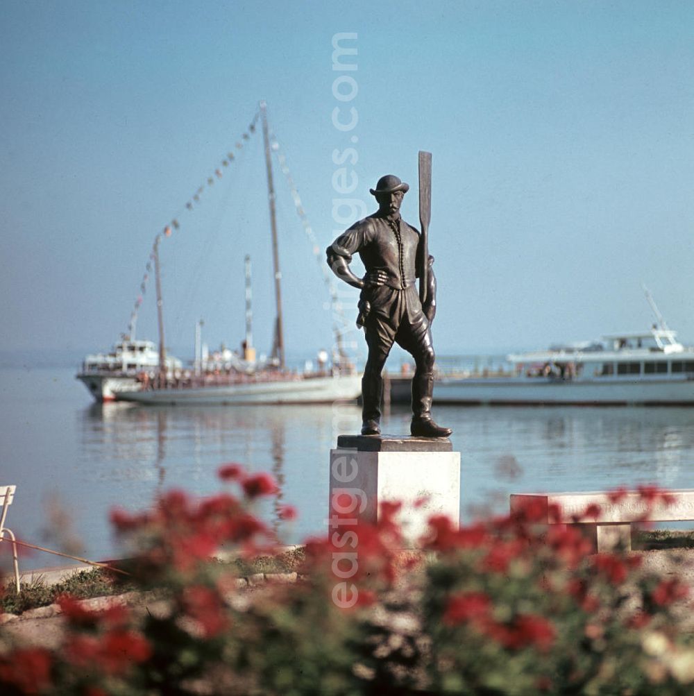 GDR image archive: Balatonfüred - Statue vom Fährmann in Balatonfüred am Balaton. Der ungarische Plattensee gehörte zu den beliebtesten Reisezielen der DDR-Bürger im sozialistischen Ausland.