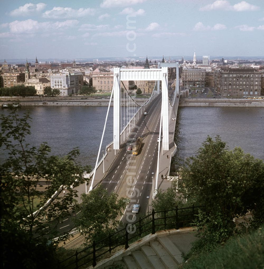 GDR image archive: Budapest - Blick auf die Elisabethbrücke über der Donau in der ungarischen Hauptstadt Budapest. Ungarn war für viele DDR-Bürger ein sehr beliebtes Urlaubsziel im sozialistischen Ausland. Vor allem Budapest und der Balaton standen dabei im Mittelpunkt des Interesses.