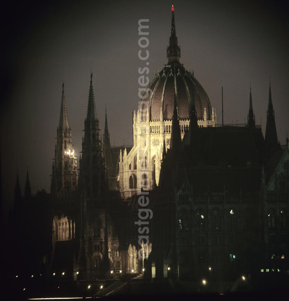 Budapest: Nachtaufnahme: Das Parlamentsgebäude der ungarischen Hauptstadt Budapest bei Nacht. Ungarn war für viele DDR-Bürger ein sehr beliebtes Urlaubsziel im sozialistischen Ausland. Vor allem Budapest und der Balaton standen dabei im Mittelpunkt des Interesses.