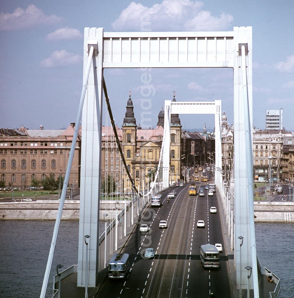GDR image archive: Budapest - Blick auf die Elisabethbrücke über der Donau in der ungarischen Hauptstadt Budapest. Ungarn war für viele DDR-Bürger ein sehr beliebtes Urlaubsziel im sozialistischen Ausland. Vor allem Budapest und der Balaton standen dabei im Mittelpunkt des Interesses.