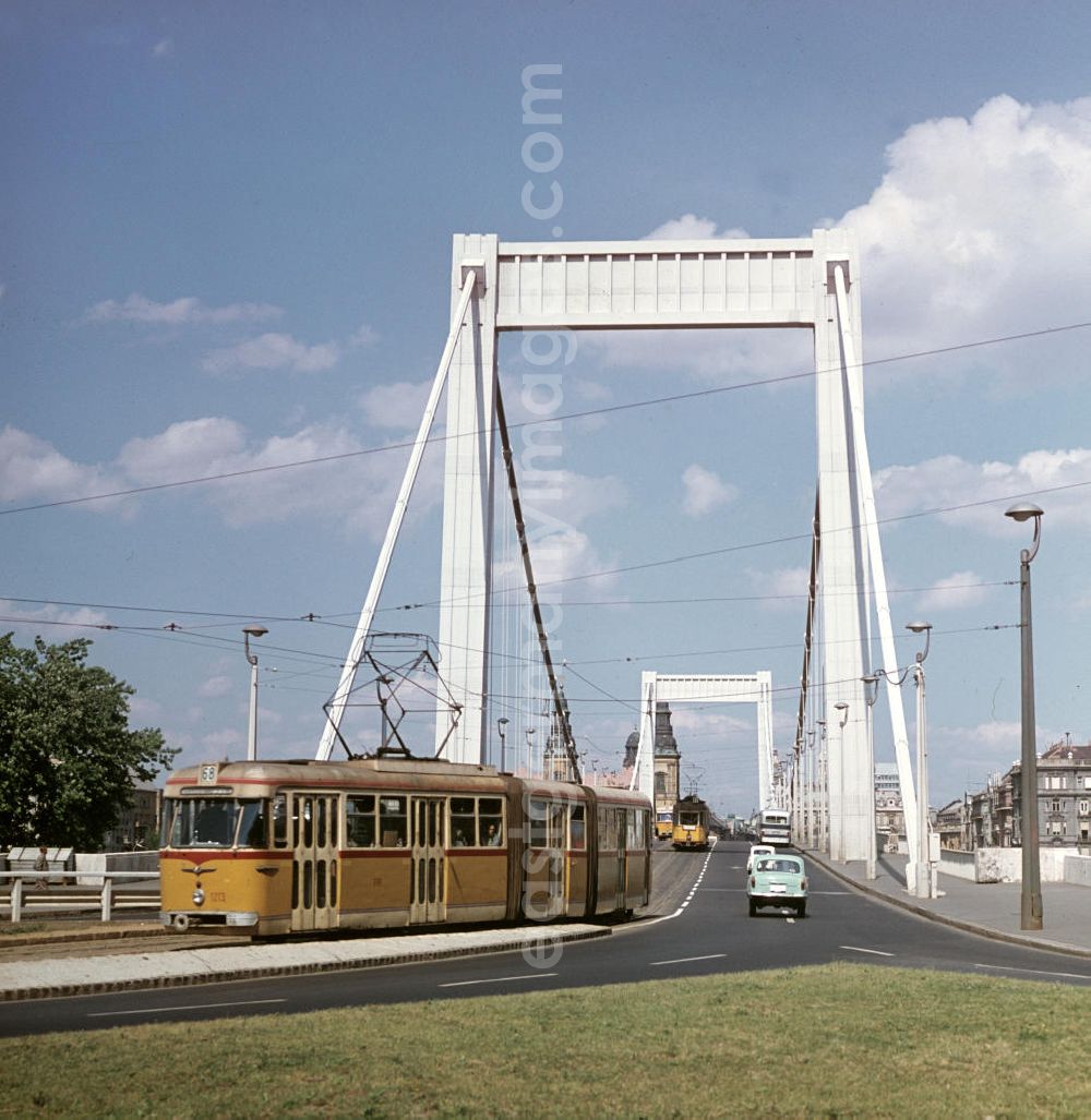 GDR photo archive: Budapest - Blick auf die Elisabethbrücke über der Donau in der ungarischen Hauptstadt Budapest. Ungarn war für viele DDR-Bürger ein sehr beliebtes Urlaubsziel im sozialistischen Ausland. Vor allem Budapest und der Balaton standen dabei im Mittelpunkt des Interesses.