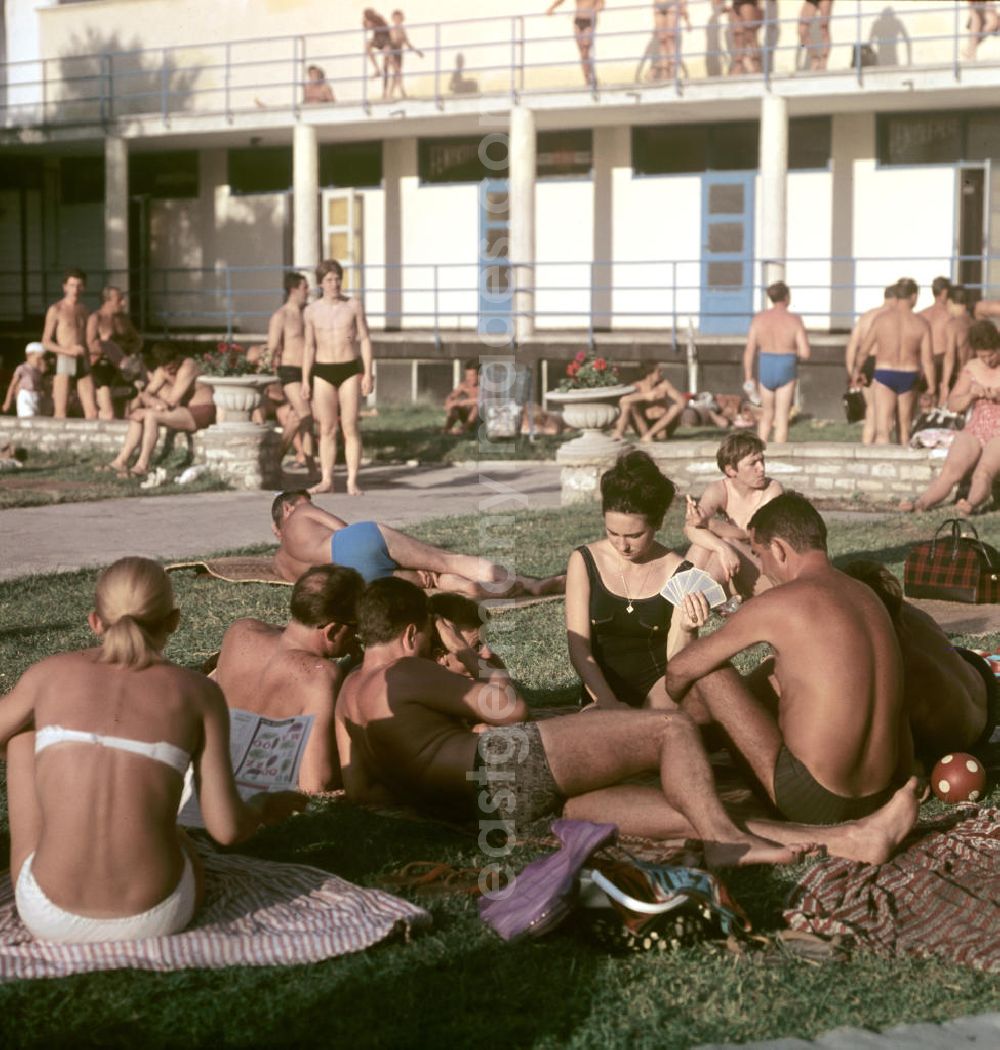 GDR photo archive: Budapest - Sonnenbaden und Kartenspielen im Freibad Palatinus in Budapest.