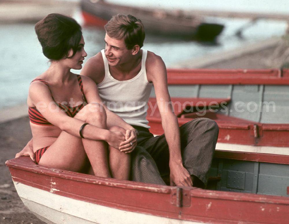 Balatonfüred: Ein junges Liebespaar sitzt in einem Boot am Strand des Balaton. Der ungarische Plattensee gehörte zu den beliebtesten Reisezielen der DDR-Bürger im sozialistischen Ausland.