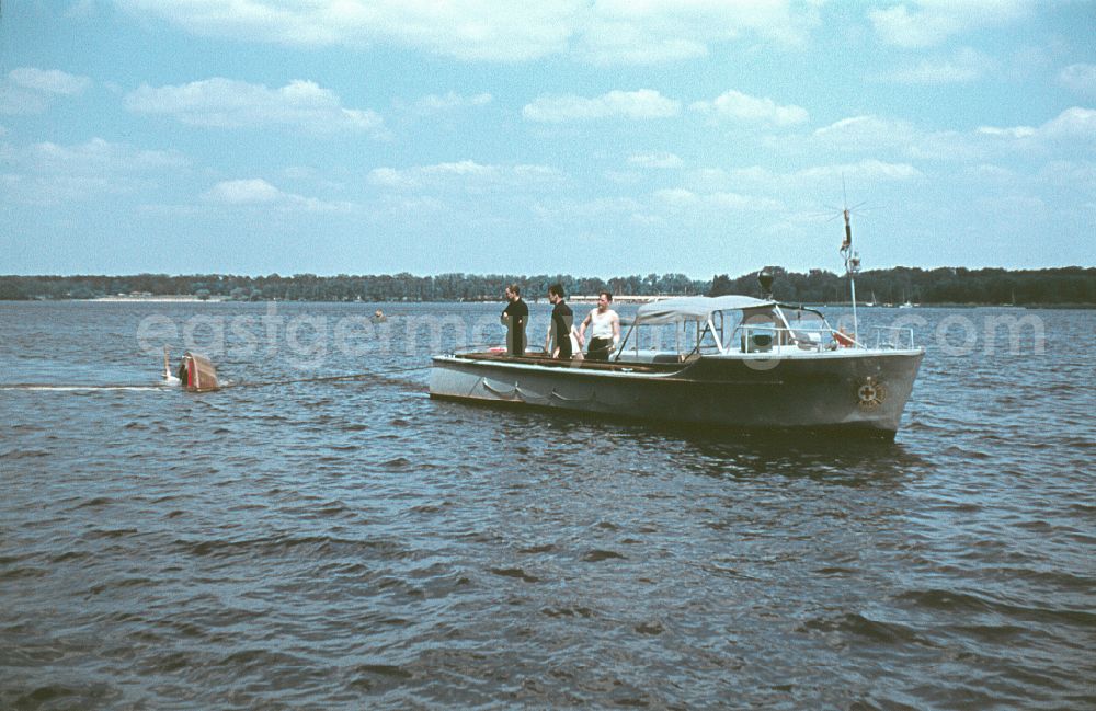 GDR image archive: Berlin - Accident site of a sunken recreational boat during a rescue attempt by comrades from the DRK water rescue service with a lifeboat on Berlin's Mueggelsee in the Wilhelmshagen district of Berlin East Berlin on the territory of the former GDR, German Democratic Republic