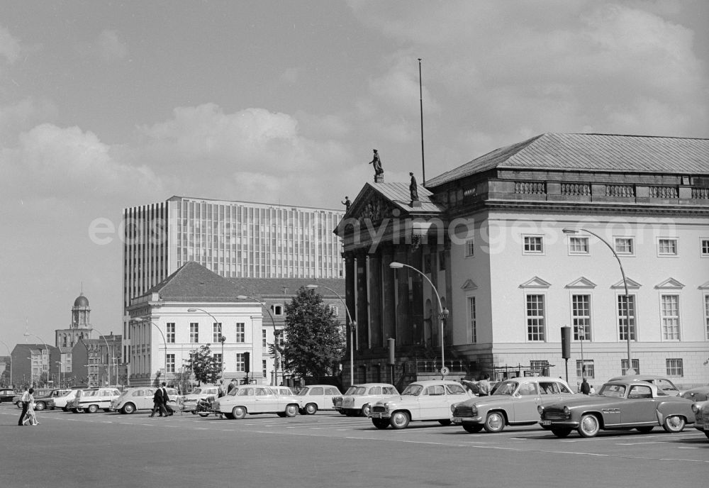 Berlin - Mitte: Unter den Linden in Berlin - Mitte. Berlin's grand boulevard Unter den Linden. Law, the State Opera, the Crown Prince's Palace and the Ministry of Foreign Angelegenhaeiten (MFAA)