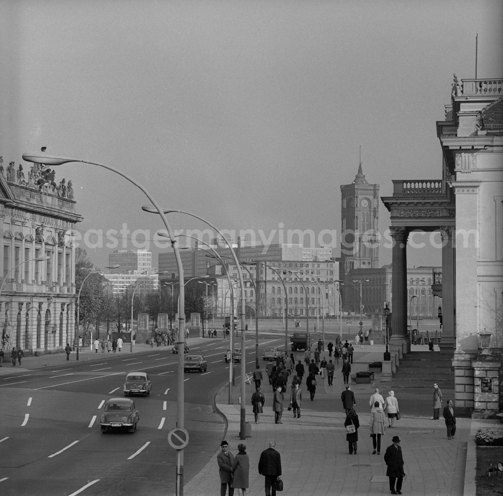 GDR image archive: Berlin - Mitte - The main highway Unter den Linden in Berlin - Mitte with views of the Red Town Hall. On the left the armory, right the Komische Oper and the frontal newly built Rathauspassagen in the city center of East Berlin