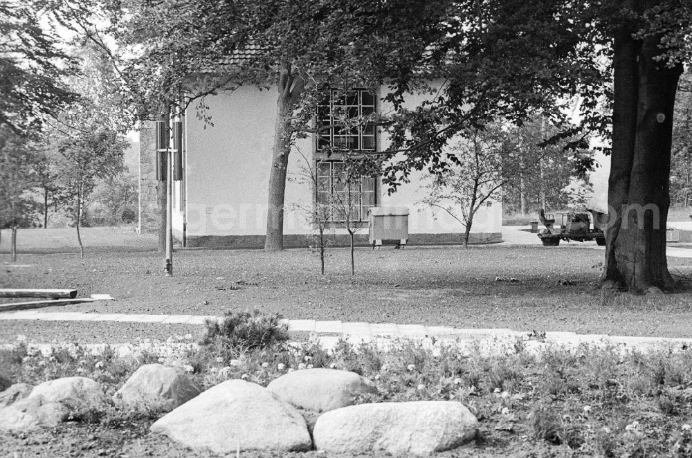 GDR picture archive: Joachimsthal - Lodging house on the area of the pioneer's republic Wilhelm Pieck in the Werbellin lake in Joachimsthal in the federal state Brandenburg in the area of the former GDR, German democratic republic