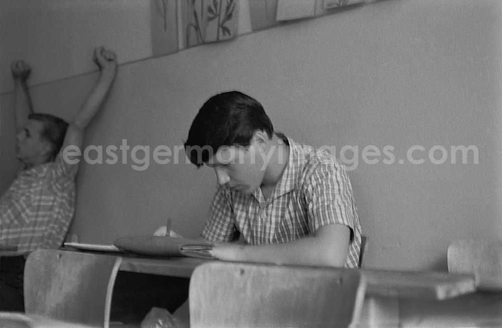 GDR photo archive: Berlin - Teaching students in ain a classroom on street Jessnerstrasse in the district Friedrichshain in Berlin Eastberlin on the territory of the former GDR, German Democratic Republic