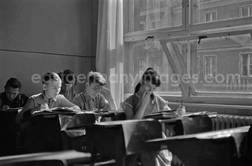 GDR picture archive: Berlin - Teaching students in ain a classroom on street Jessnerstrasse in the district Friedrichshain in Berlin Eastberlin on the territory of the former GDR, German Democratic Republic