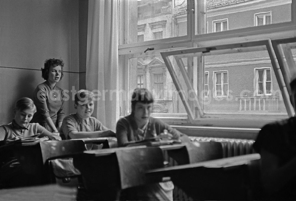 Berlin: Teaching students in ain a classroom on street Jessnerstrasse in the district Friedrichshain in Berlin Eastberlin on the territory of the former GDR, German Democratic Republic