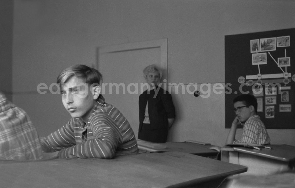 GDR image archive: Berlin - Teaching students in ain a classroom on street Jessnerstrasse in the district Friedrichshain in Berlin Eastberlin on the territory of the former GDR, German Democratic Republic
