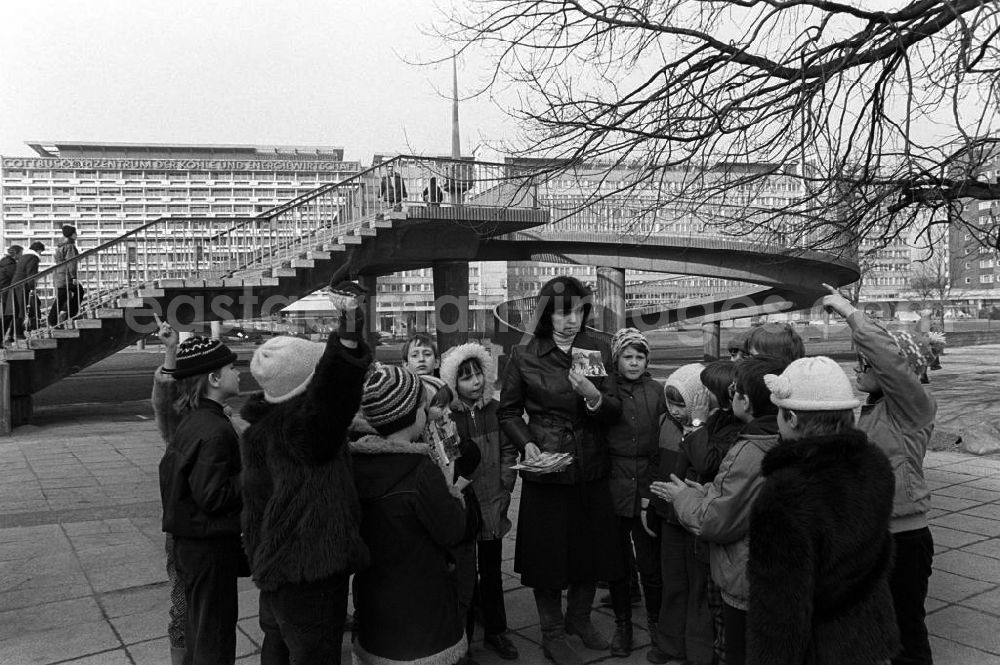 GDR picture archive: Cottbus - Unterricht mal anders: Schüler werden von ihrer Lehrerin im Fach Heimatkunde an der frischen Luft unterrichtet.