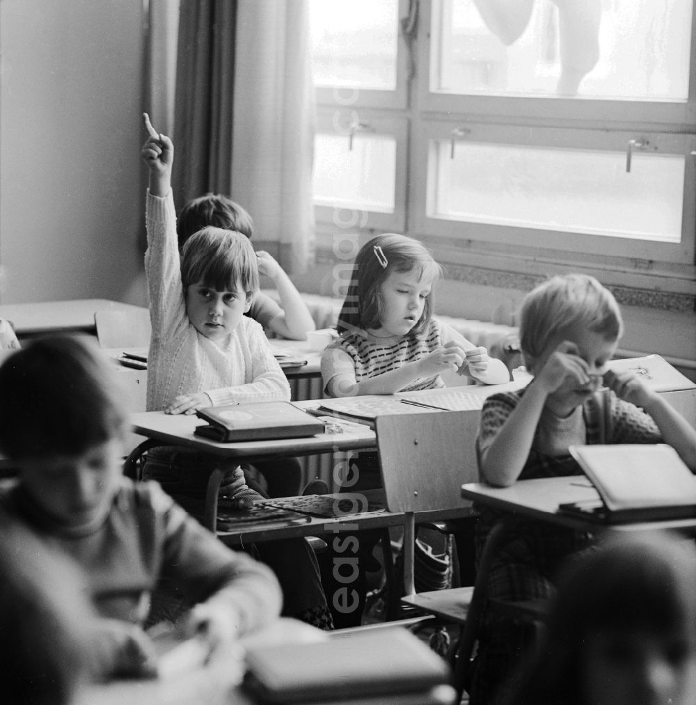 GDR image archive: Berlin - Teaching in a 1st class, a student logs in Berlin