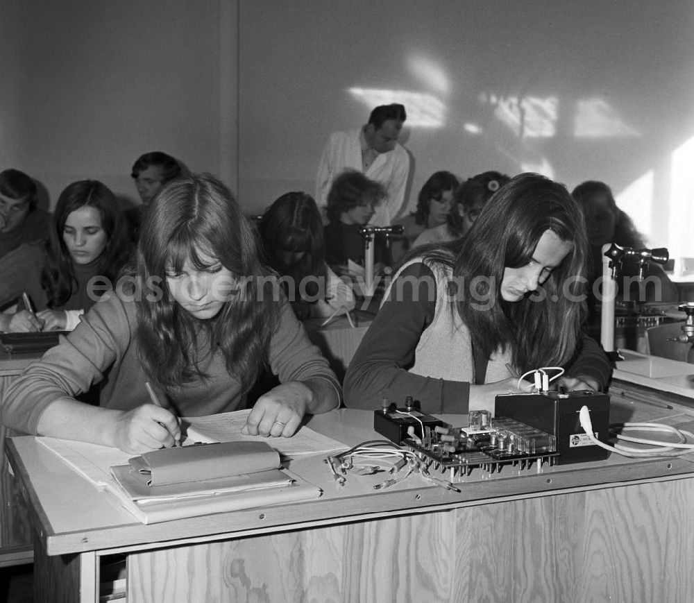 GDR picture archive: Caeskow - Physikunterricht in Casekow bei Angermünde. Die neue Schule / POS / Polytechnische Oberschule ist gerade eröffnet worden, ein Jahr zuvor war die alte Schule nach einem Hochwasser unbenutzbar geworden. 1972 folgt noch eine neue Sporthalle.