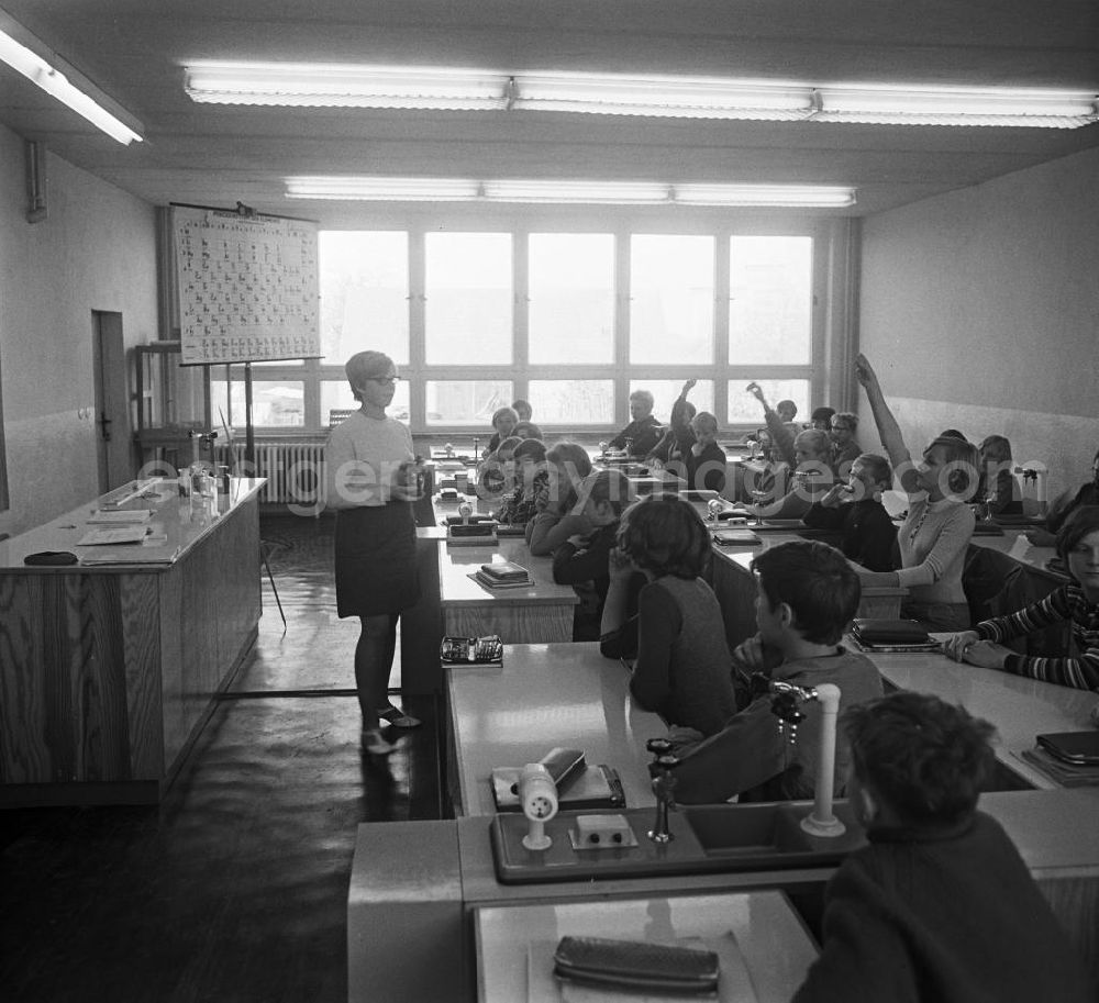 GDR image archive: Caeskow - Chemieunterricht in Casekow bei Angermünde. Die neue Schule / POS / Polytechnische Oberschule ist gerade eröffnet worden, ein Jahr zuvor war die alte Schule nach einem Hochwasser unbenutzbar geworden. 1972 folgt noch eine neue Sporthalle.