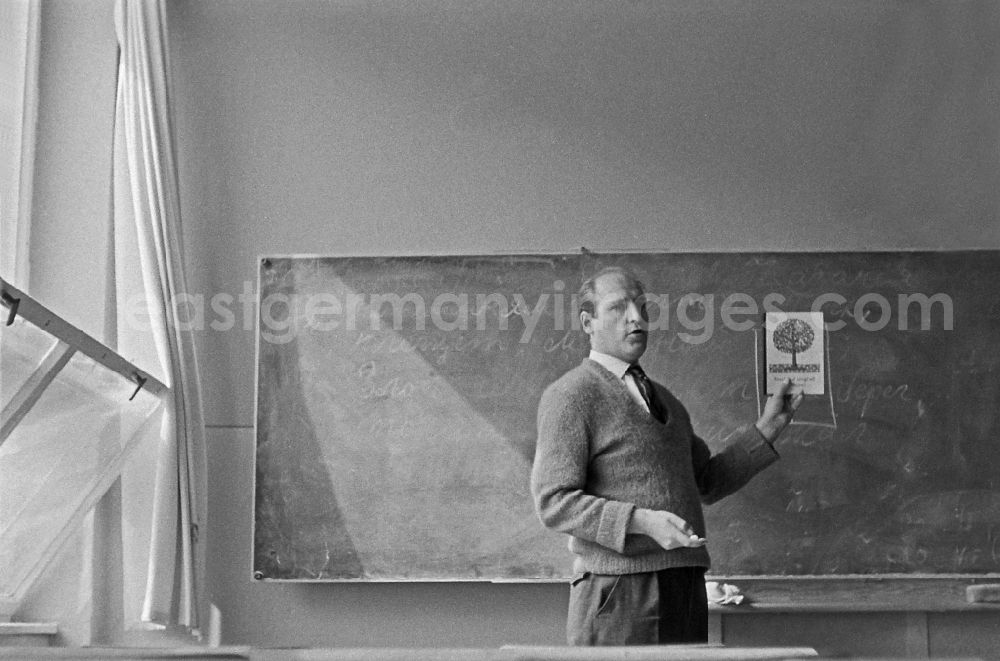 GDR image archive: Berlin - Teaching students in afor physics in Berlin Eastberlin on the territory of the former GDR, German Democratic Republic