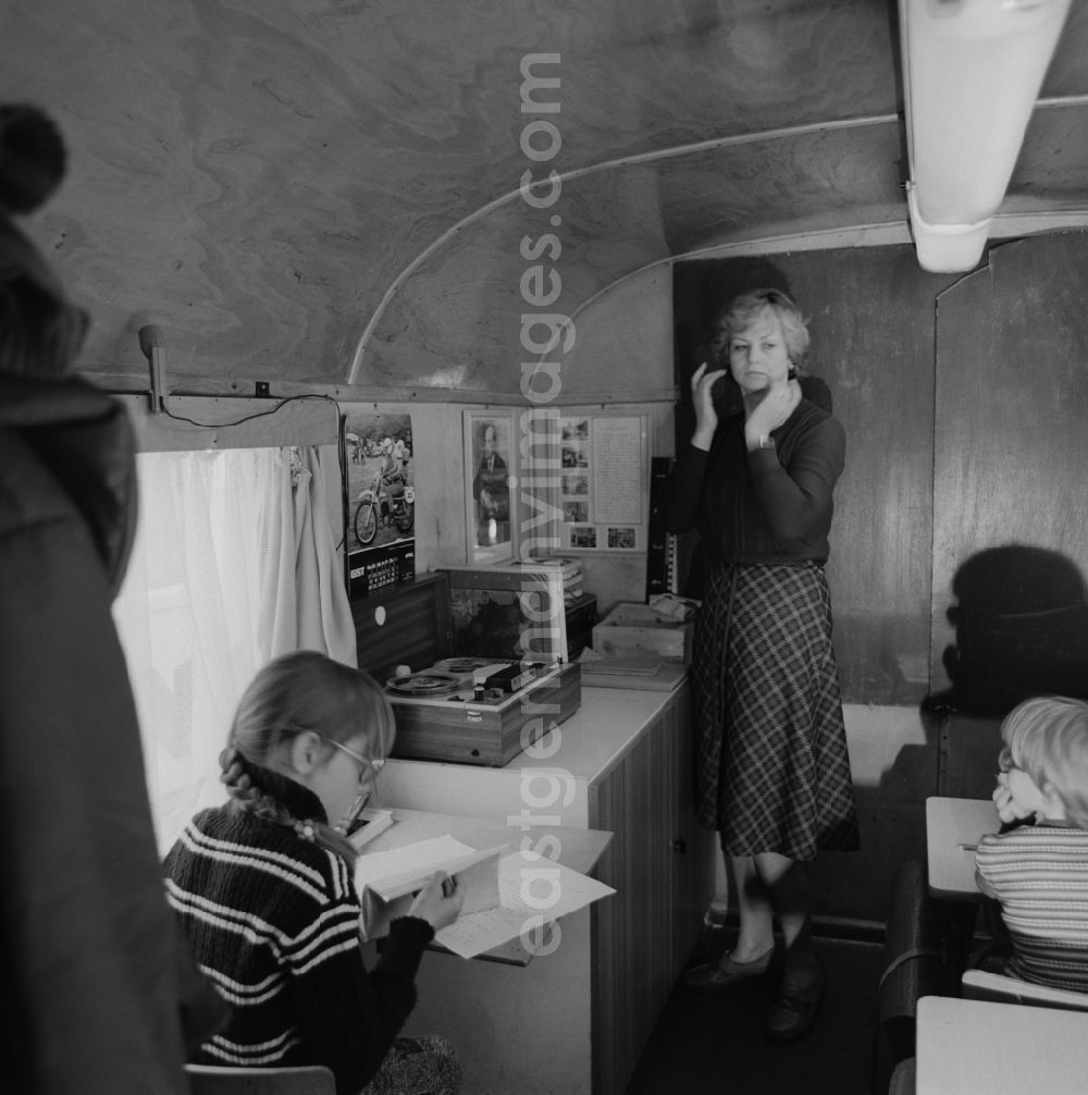 GDR picture archive: Dahlwitz-Hoppegarten - Caravan of the state circus of the GDR, BEROLINA, in winter quarters in Dahlwitz - Hoppegarden in Brandenburg. The Circus Berolina developed until 1989 to the modern Great Circus of the CMEA countries. The children of the showmen were taught to the 4th class in their own teaching cart on the site