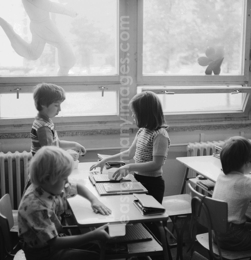 GDR picture archive: Berlin - Tuition break in a classroom of the lower grades in a school in Berlin