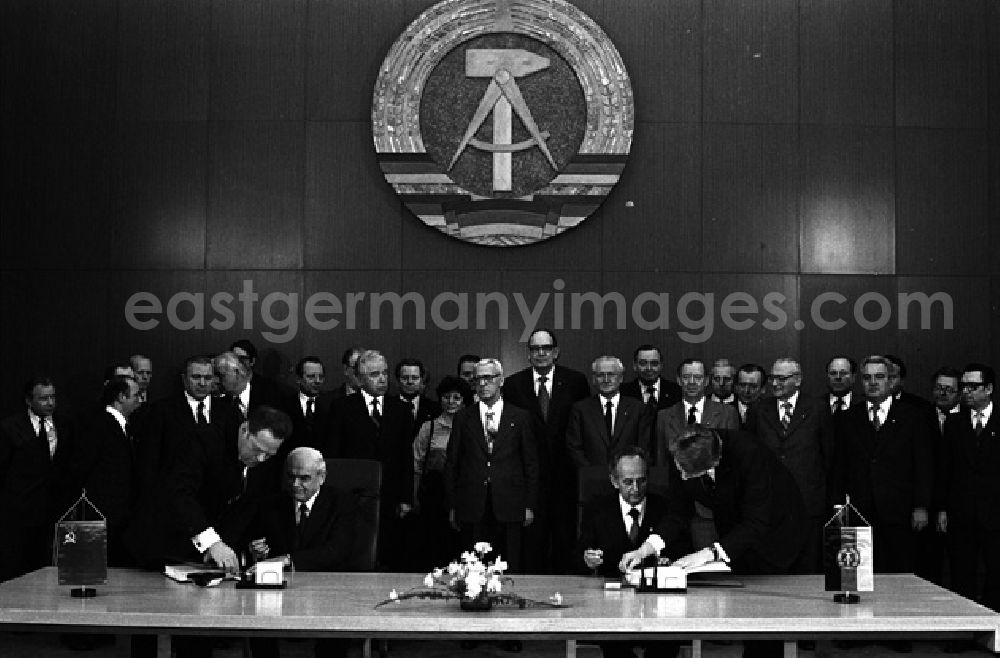 GDR picture archive: Berlin - Unterzeichnung DDR-UdSSR für den Zeitraum 1981-1985 Gerhard Schierz und Nikolai Baibakow. (145)