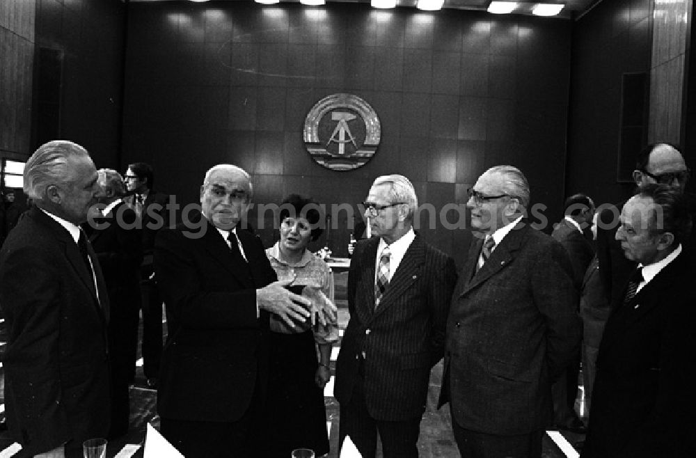 Berlin: Unterzeichnung DDR-UdSSR für den Zeitraum 1981-1985 Gerhard Schierz und Nikolai Baibakow. (145)