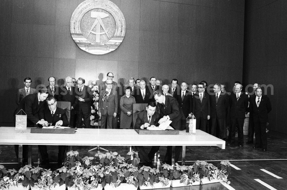 GDR photo archive: Berlin - Unterzeichnung einer Handelsvereinbarung im Zentralkomitee (ZK) der SED durch Minister Horst Sölle.