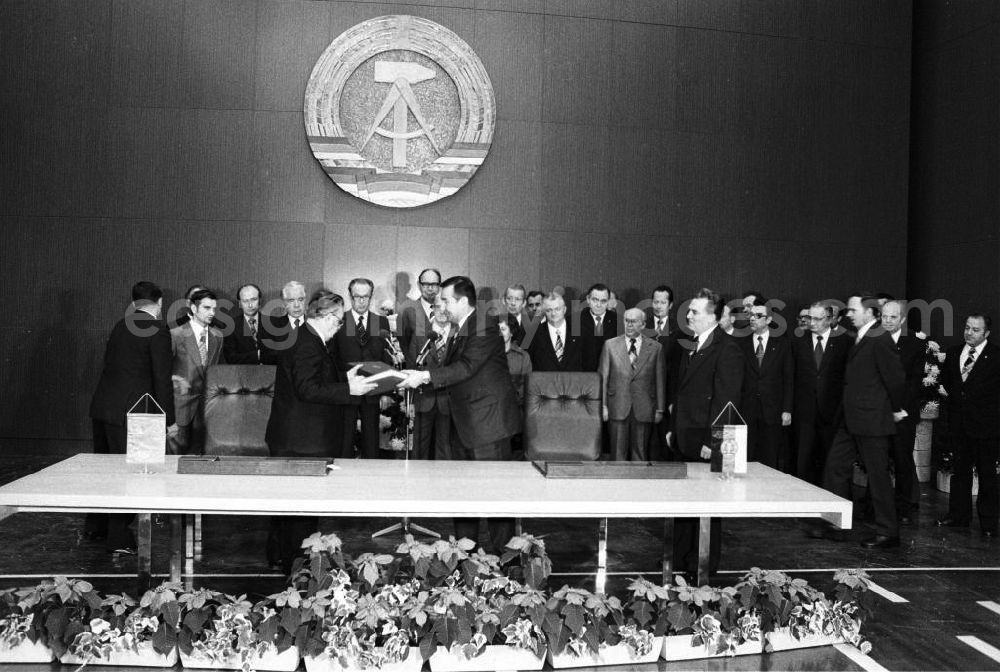 GDR picture archive: Berlin - Unterzeichnung einer Handelsvereinbarung im Zentralkomitee (ZK) der SED durch Minister Horst Sölle.