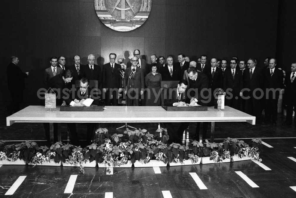 GDR image archive: Berlin - Unterzeichnung einer Handelsvereinbarung im Zentralkomitee (ZK) der SED durch Minister Horst Sölle.