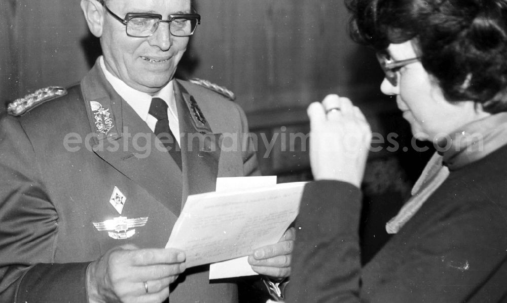 GDR photo archive: Karlshagen - Signing of the contract agreement zwischen Generaloberst Wolfgang Reinhold, between Colonel-General Wolfgang Reinhold, Chief Air Forces LSK / LV and cultural workers in Karlshagen in the state Mecklenburg-West Pomerania on the territory of the former GDR, German Democratic Republic