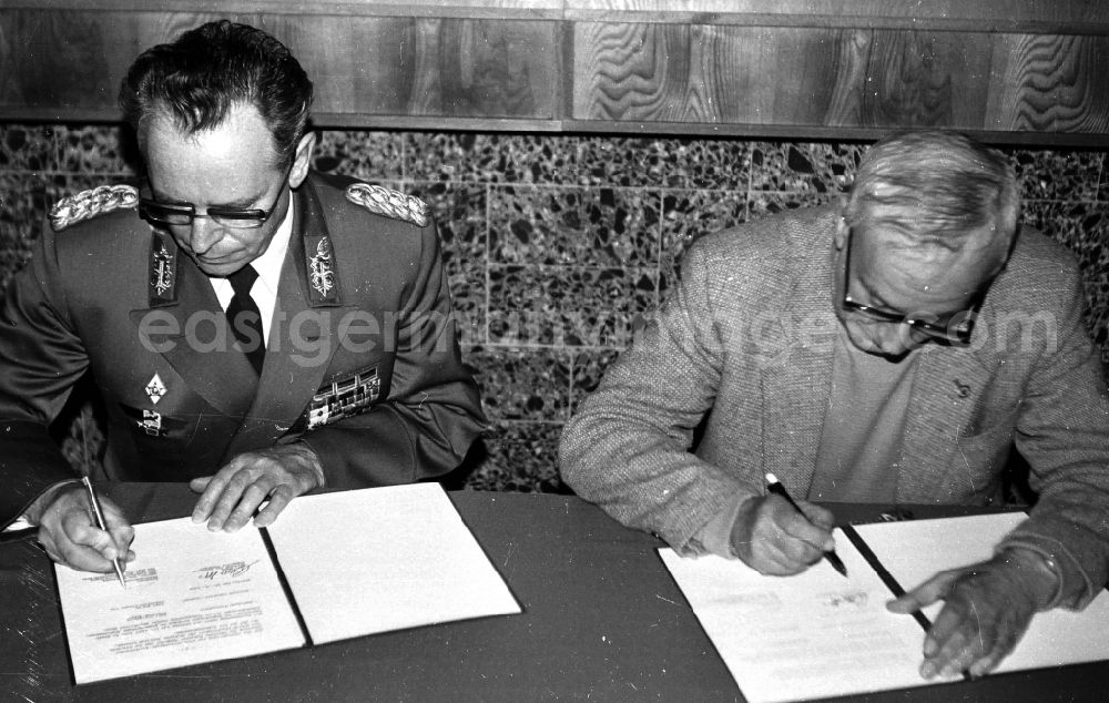 GDR picture archive: Karlshagen - Signing of the contract agreement zwischen Generaloberst Wolfgang Reinhold, between Colonel-General Wolfgang Reinhold, Chief Air Forces LSK / LV and cultural workers in Karlshagen in the state Mecklenburg-West Pomerania on the territory of the former GDR, German Democratic Republic