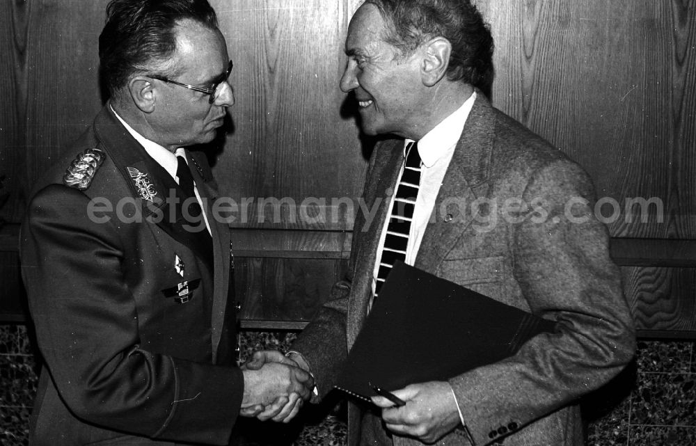 Karlshagen: Signing of the contract agreement zwischen Generaloberst Wolfgang Reinhold, between Colonel-General Wolfgang Reinhold, Chief Air Forces LSK / LV and cultural workers in Karlshagen in the state Mecklenburg-West Pomerania on the territory of the former GDR, German Democratic Republic