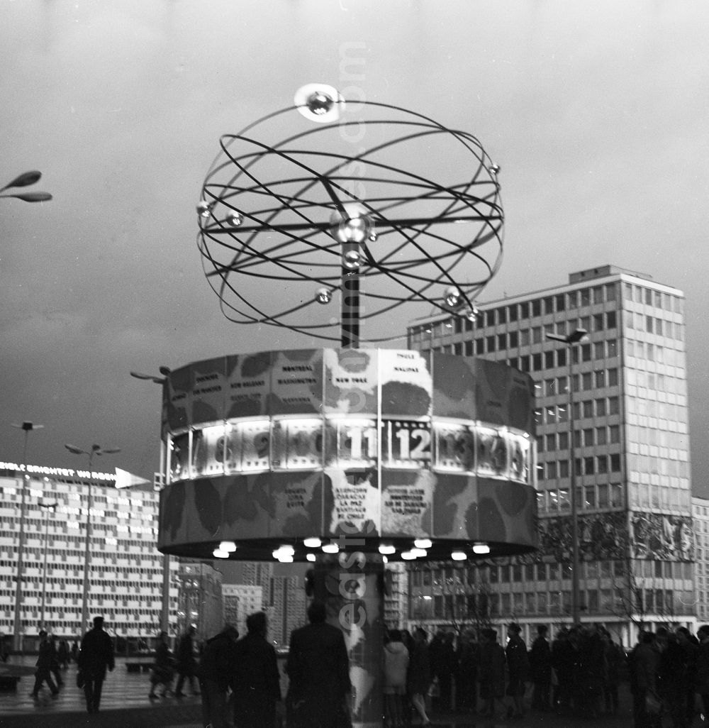 GDR photo archive: Berlin - The Urania World Time Clock on Alexanderplatz is a popular meeting place for Berliners and tourists in Berlin, the former capital of the GDR, the German Democratic Republic