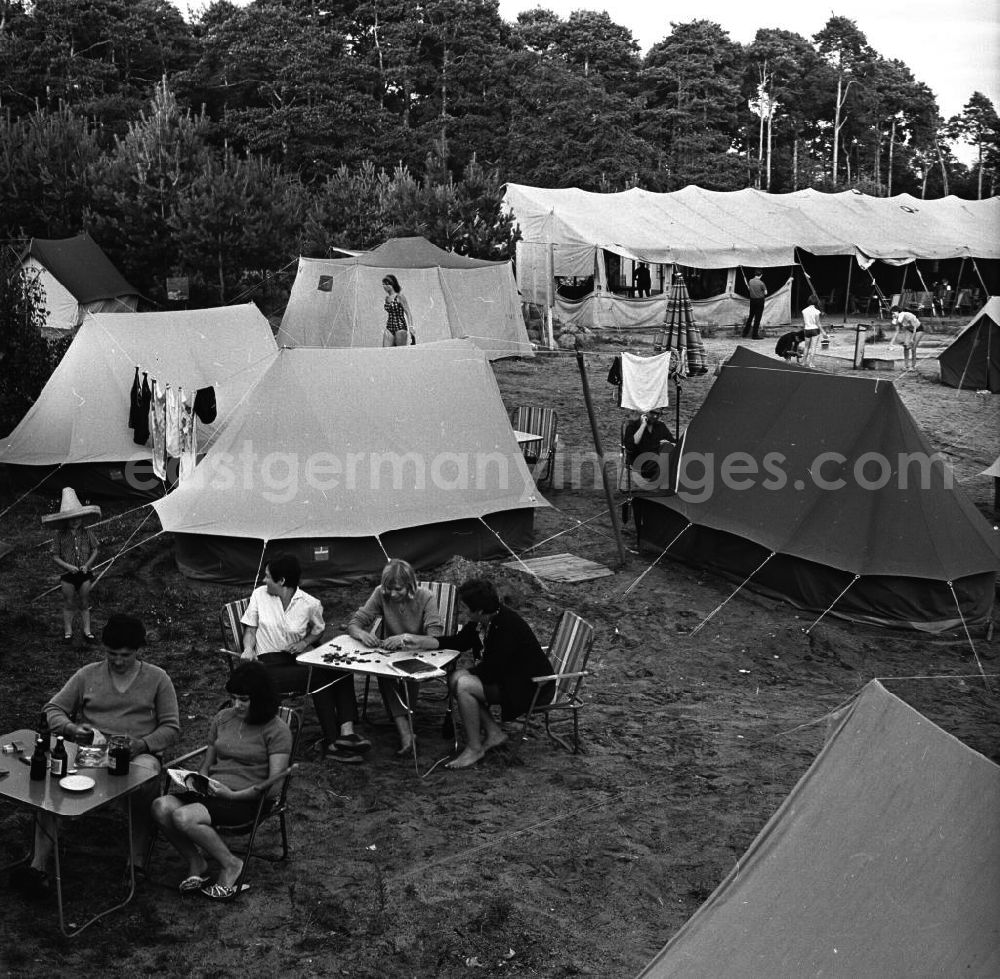 GDR image archive: Jessern - Urlaub im Zelthotel bei Jessern. Im Bild: Urlauber auf dem Campingplatz.